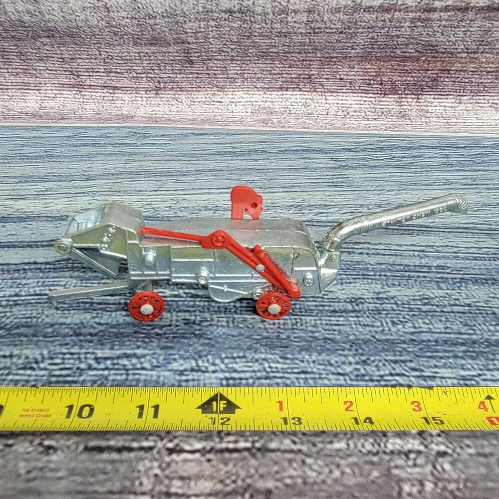 Vintage 1996 Ertl 1/64 scale IH Case Thresher die-cast/plastic chrome and red